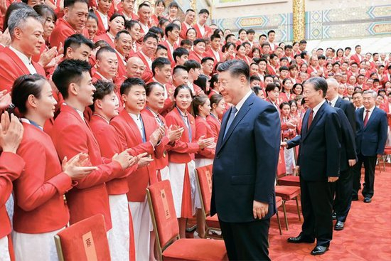 2024年8月20日，党和国家领导人习近平、赵乐际、王沪宁、蔡奇、李希、韩正等在人民大会堂接见第33届夏季奥林匹克运动会中国体育代表团全体成员。 新华社记者 鞠鹏/摄