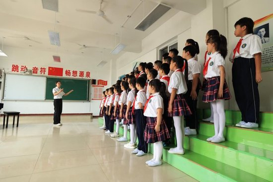 9月29日，曹思桐与合唱团的同学们一起练习合唱《我和我的祖国》。