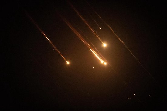 10月1日，以军防空系统拦截的发射物从耶路撒冷上空飞过。新华社记者 陈君清 摄