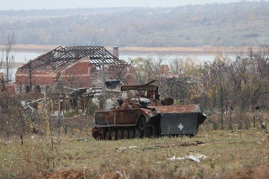当地时间2024年11月6日，顿涅茨克地区，俄乌冲突持续，塞利多沃前线遍地装备残骸。（视觉中国）