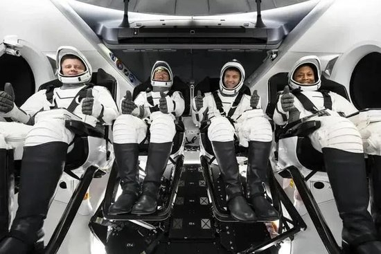 搭乘“龙”飞船返回地球的4名宇航员