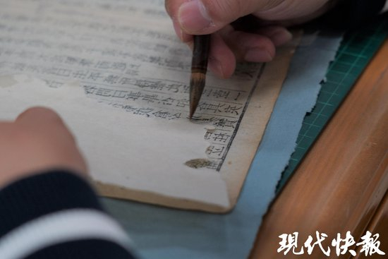  丁峰正在修复古籍