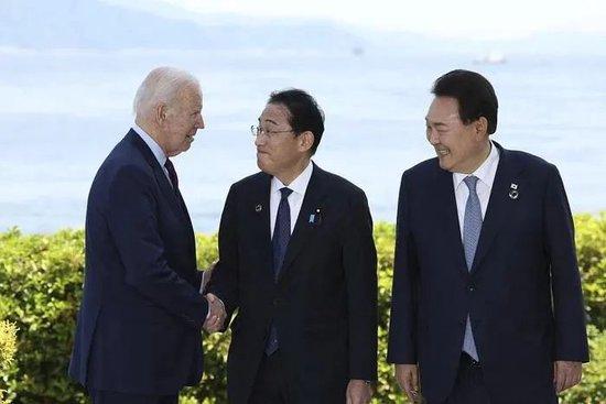 美国总统拜登(左)与时任日本首相岸田文雄(中)、韩国总统尹锡悦 图:资料