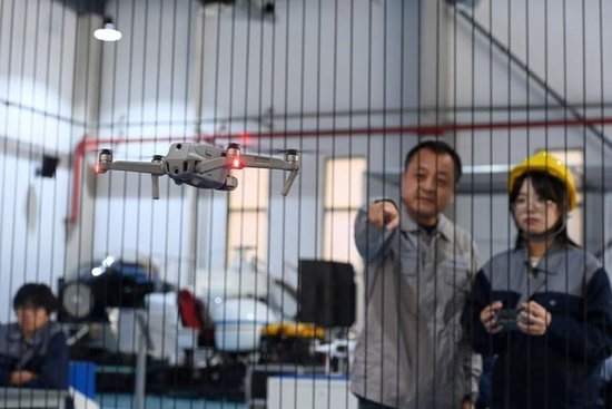  11月12日，天津现代职业技术学院老师在无人机产教融合实践中心指导学生。（赵子硕 摄）