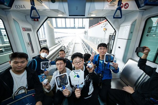  12月2日，市民搭乘澳门轻轨前往横琴站。新华社发（张金加摄）