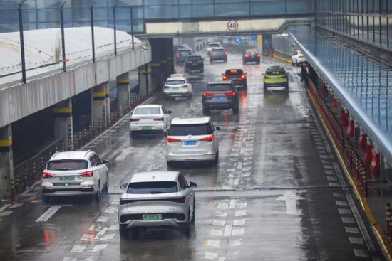  如今部分城市网约车营运险变得“一险难求”。视觉中国 图