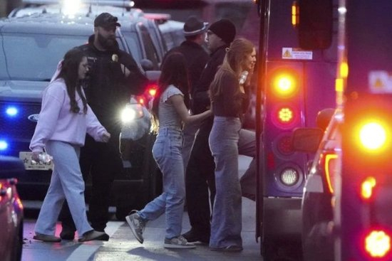  △12月16日，麦迪逊市发生枪击事件的学校，学生登上巴士离开。（来源：美联社）