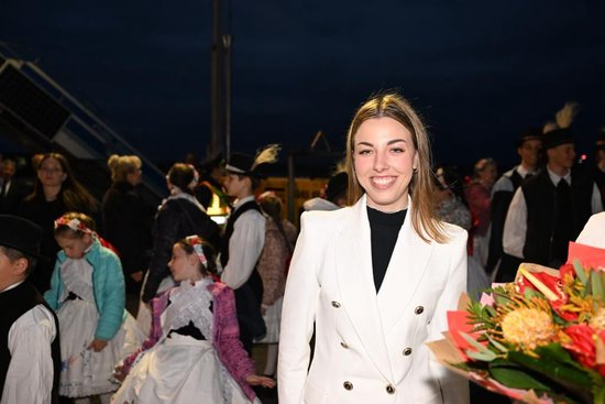  当地时间5月8日晚，在匈牙利布达佩斯国际机场欢迎队伍中的匈牙利姑娘欧拉·塔玛拉。新华社记者 谢环驰 摄