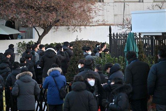 △1月3日，韩国调查人员抵达总统官邸外，尝试逮捕尹锡悦。