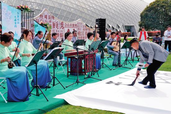 江南丝竹专场音乐会与书法家的地书 表演在上海辰山植物园的“城市美育日” 活动现场上演（2024 年 3 月 30 日摄） 刘颖摄 / 本刊