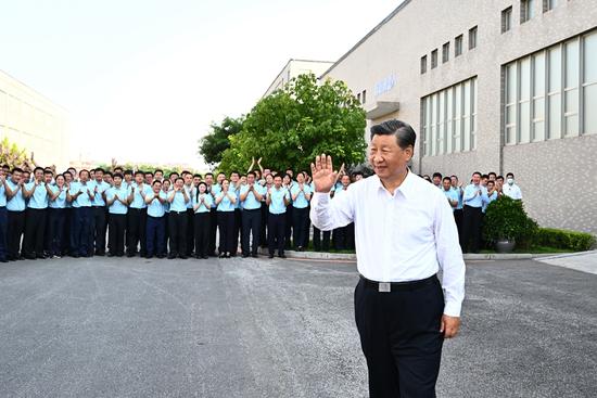 2022年8月17日，习近平总书记在沈阳新松机器人自动化股份有限公司考察时，向企业员工代表挥手致意。新华社记者 燕雁 摄