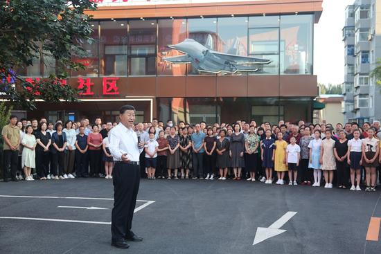 2022年8月17日，习近平总书记在沈阳市皇姑区三台子街道牡丹社区考察时，同社区居民群众亲切交流。新华社记者 鞠鹏 摄