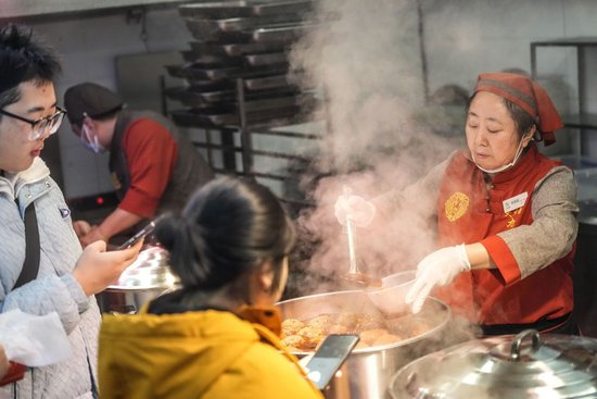 澳洲大火持续减弱，原因激烈争论中，澳政府逮捕了多名...