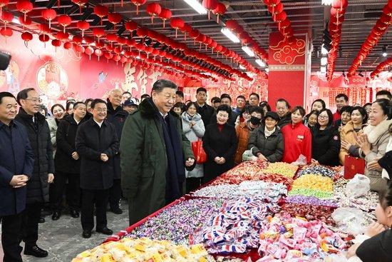  △2025年1月23日，习近平总书记在辽宁沈阳大东副食品商场考察时，同店主和顾客亲切交流，向大家致以新春祝福。