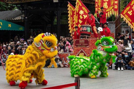  图为广东省佛山市祖庙的醒狮表演。