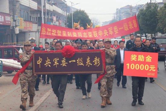 送喜报现场。图源：抚州发布