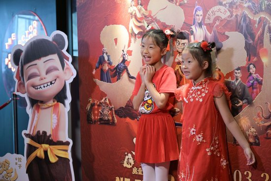 2025年3月2日，两名小朋友参加电影《哪吒之魔童闹海》新加坡首映礼。新华社发（邓智炜摄）