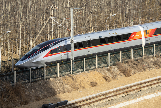 △2025年2月15日，中国铁道科学院试验中心环形试验场，复兴号CR450型电力动车组进场展开测试。