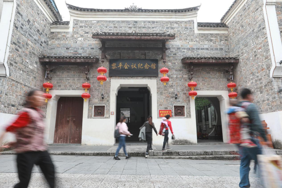  游客在黎平县翘街参观游览。