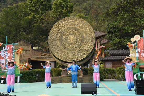 图为参赛队现场表演。雷丽军摄