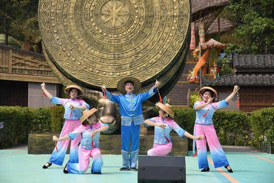  图为参赛队现场表演。雷丽军摄