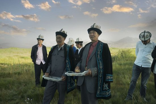 2022年萨伍提·麦乎提（左）及其学徒阔曲尼·艾达热勒（右）为群众演唱猜谜语约隆 买买提艾沙·买买提吐尔汗 摄