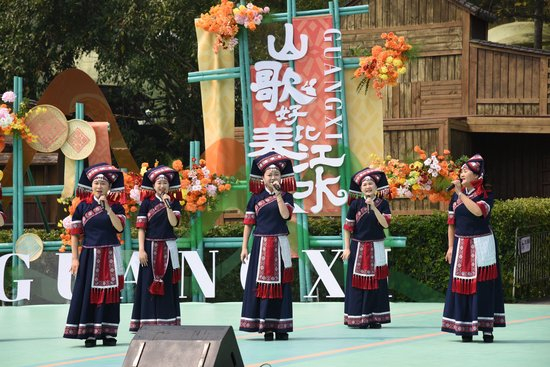  图为参赛队现场表演。雷丽军摄