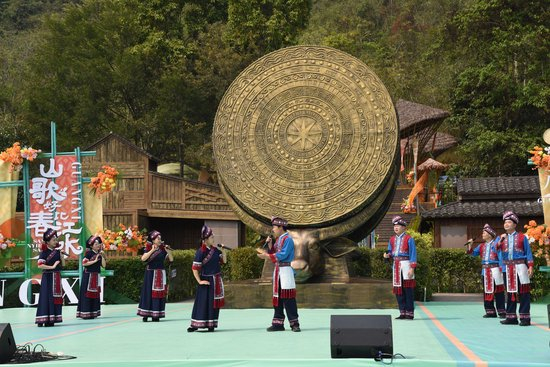 图为参赛队现场表演。雷丽军摄