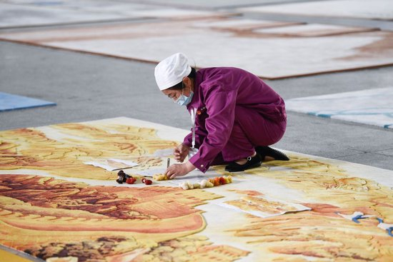  在青海圣源地毯集团有限公司生产车间内，工人在制作藏毯。新华社记者 张龙 摄