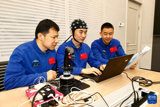 神舟二十号航天员乘组在进行脑电操作训练（2025年2月21日摄）。新华社发（徐部 摄）