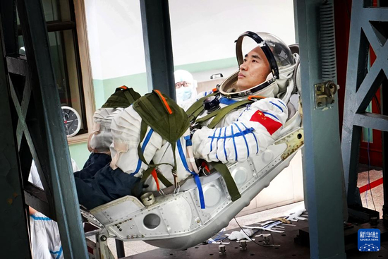 神舟二十号航天员陈中瑞在进行着陆冲击体验训练（2022年5月5日摄）。新华社发（王夏阳 摄）