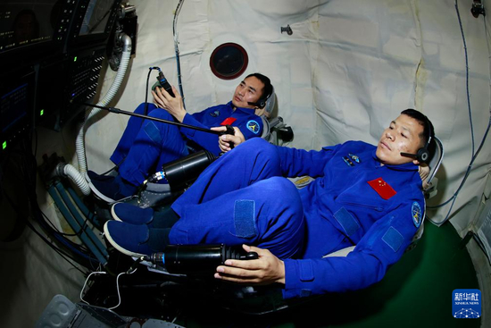 神舟二十号航天员陈中瑞（左）、王杰在进行交会对接训练（2025年3月13日摄）。新华社发（徐部 摄）