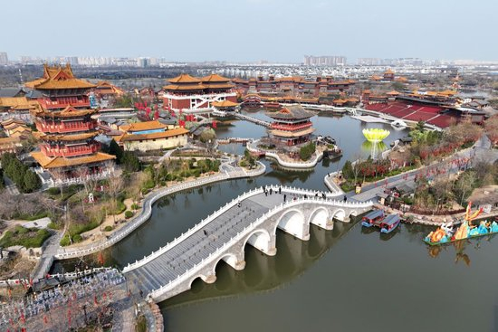  2025年3月6日，游客在开封清明上河园景区游玩。新华社记者 李嘉南 摄