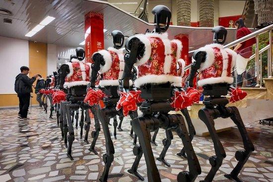 2025年1月28日,杭州宇树科技人形机器人在2025年央视春晚后台。新华社发