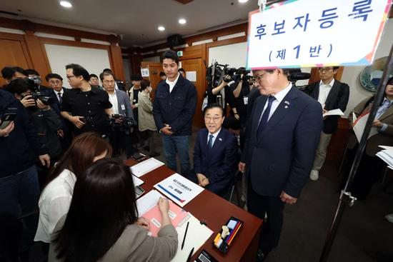 △李在明阵营负责人正在递交登记材料