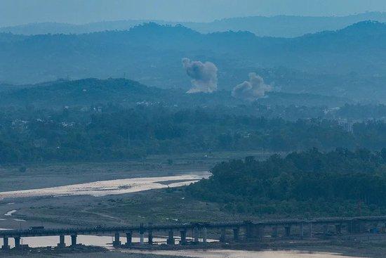 当地时间5月10日，印控克什米尔发生爆炸，浓烟弥漫。图/视觉中国