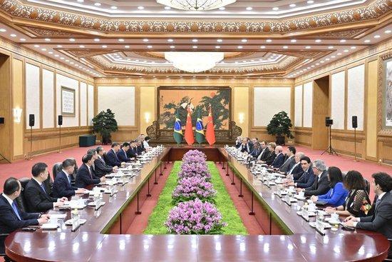 　5月13日下午，国家主席习近平在北京人民大会堂同来华进行国事访问的巴西总统卢拉举行会谈。新华社记者 岳月伟 摄