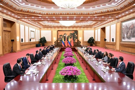 5月14日上午，国家主席习近平在北京人民大会堂会见来华出席中拉论坛第四届部长级会议的哥伦比亚总统佩特罗。新华社记者 李响 摄