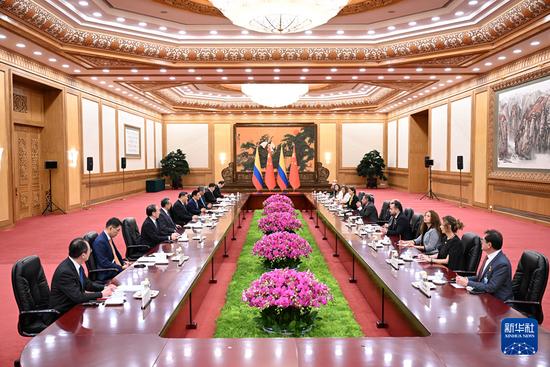 5月14日上午,国家主席习近平在北京人民大会堂会见来华出席中拉论坛第四届部长级会议的哥伦比亚总统佩特罗。