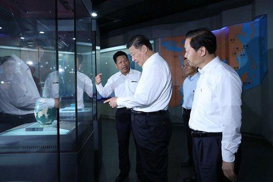 2017年4月19日,习近平总书记在北海市合浦汉代文化博物馆参观海上丝绸之路文物精品展览。新华社记者 谢环驰 摄
