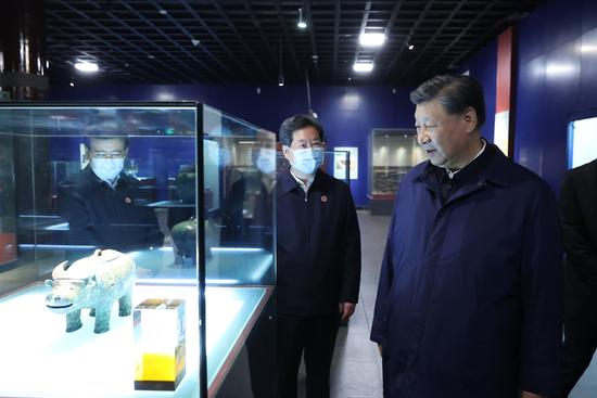 2022年10月28日,习近平总书记在安阳市殷墟博物馆考察。新华社记者 鞠鹏 摄