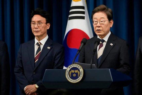 6月4日,在首尔龙山总统府,韩国总统李在明提名金民锡(左)为国务总理。(韩联社)
