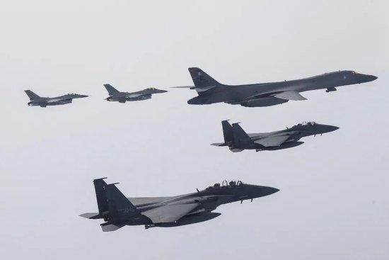 资料图片：当地时间2023年3月3日，美韩举行的美起联合空中演习中，一架美国空军B-1B轰炸机与韩国空军F-15K和KF-16战斗机在韩国上空飞行
。韩国火（视觉中国）