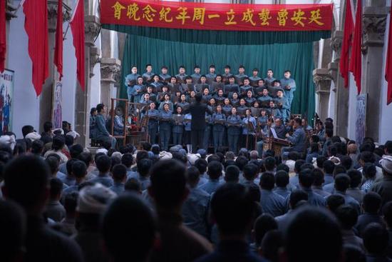 电影《音乐家》中,由演员胡军扮演的冼星海指挥黄河大合唱。
