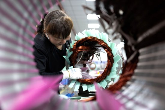 在位于宁德市东侨经济技术开发区的安波电机（宁德）有限公司生产车间，工作人员在安装出口的电机产品（2024年4月16日摄）。近年来，福建省宁德市东侨经济技术开发区通过科技创新、政策引导、金融服务和减税降费等多项措施开辟新领域新赛道，推动区内规上工业企业朝数字化、智能化、绿色化方向发展。新华社记者 魏培全 摄