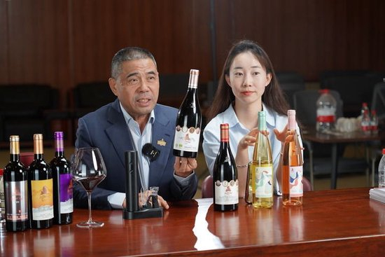 2025年6月18日，闽商陈德启在贺兰神酒庄的直播间展示销售葡萄酒。（永宁县委宣传部供图）