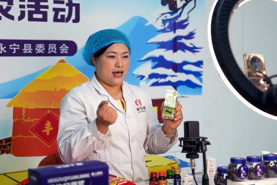 2025年5月9日，闽宁镇原隆村村民马燕，在闽宁禾美电商帮扶车间直播带货。在闽宁镇，不少“留守主妇”加入“巧媳妇”直播带货团队，成为“乡村主播”。新华每日电讯记者张泽钰 摄