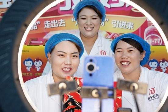 闽宁镇原隆村的“巧媳妇”直播带货团队，在闽宁禾美电商帮扶车间的直播间里介绍产品。（永宁县委宣传部供图）