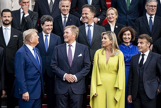 当地时间6月24日，2025年北约峰会期间，特朗普（左下）与北约秘书长吕特（中）交谈。