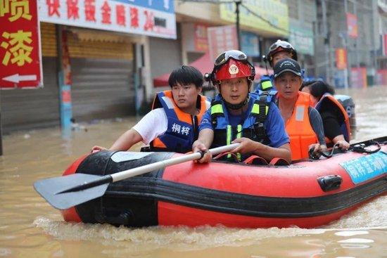 救援人员在贵州省榕江县转移被困群众。图/新华社